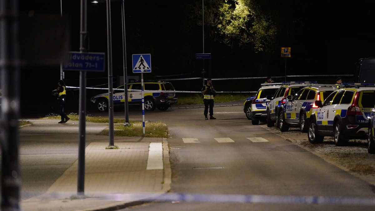 Enligt uppgifter ska polisen ha slagit till mot flera gängkriminella efter dödsskjutningen i Biskopsgården.