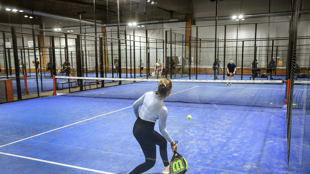Smittskyddsläkaren i Västernorrland uppmanar invånarna att undvika att spela padel just nu.