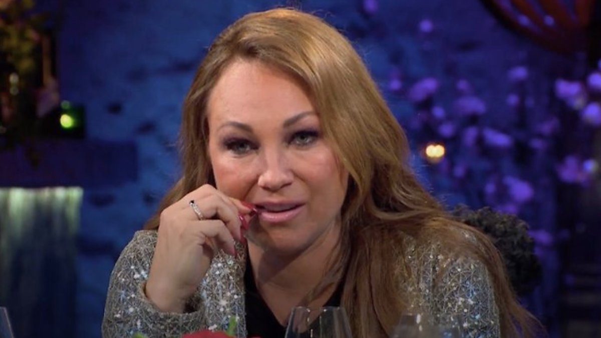 Charlotte Perrelli ser ledsen och beskymrad ut