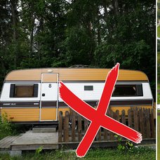 Campingvagn och en stor campingplats