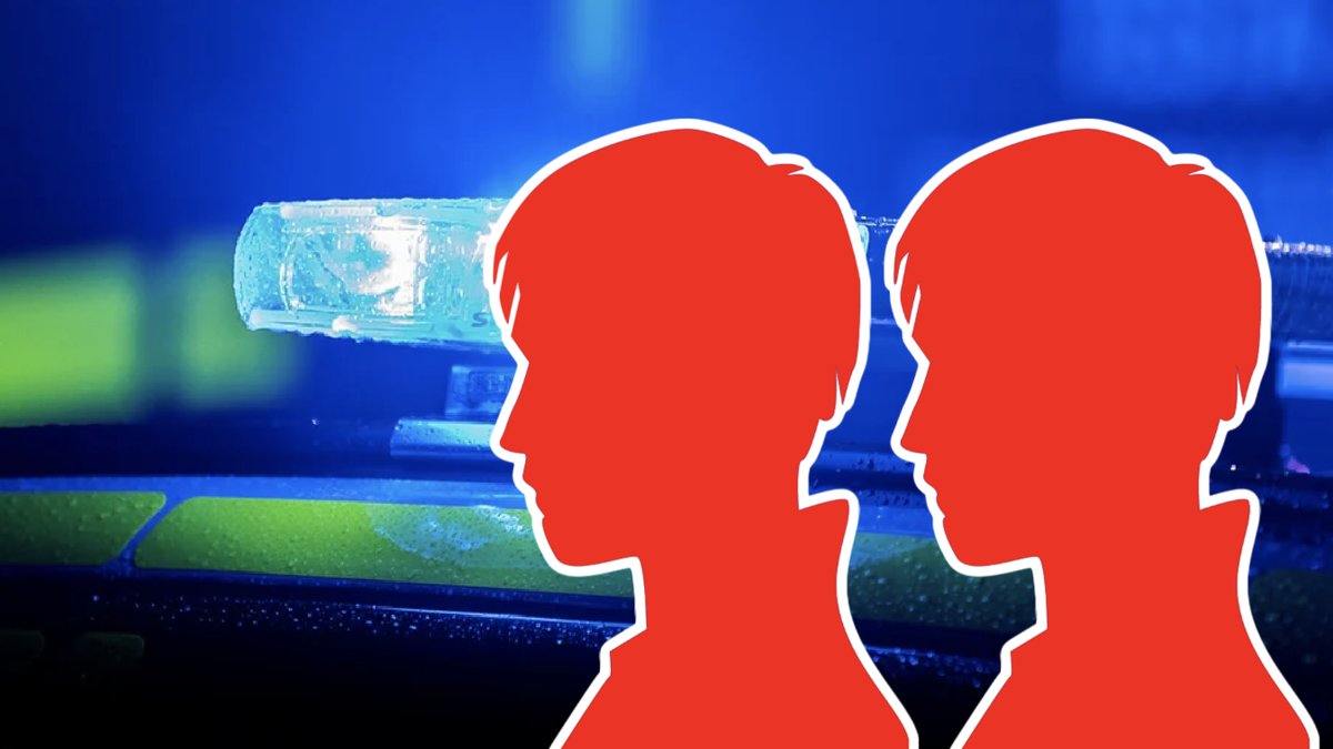 Blommor på den gata i Tåstrup utanför Köpenhamn där två tonåringar knivhöggs till döds sent i måndags kväll.