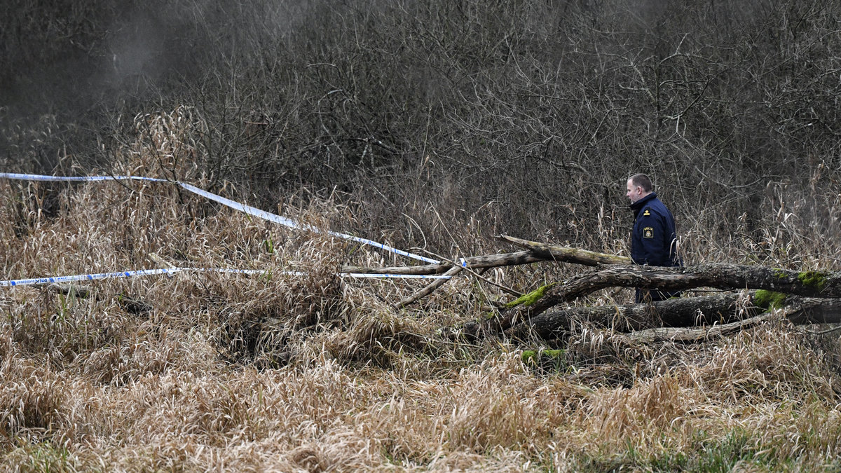 Polisens tekniker under utredningen vid Vramsån.