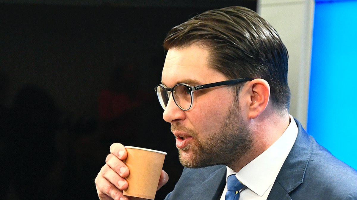 Jimmie Åkesson dricker kaffe ur pappmugg