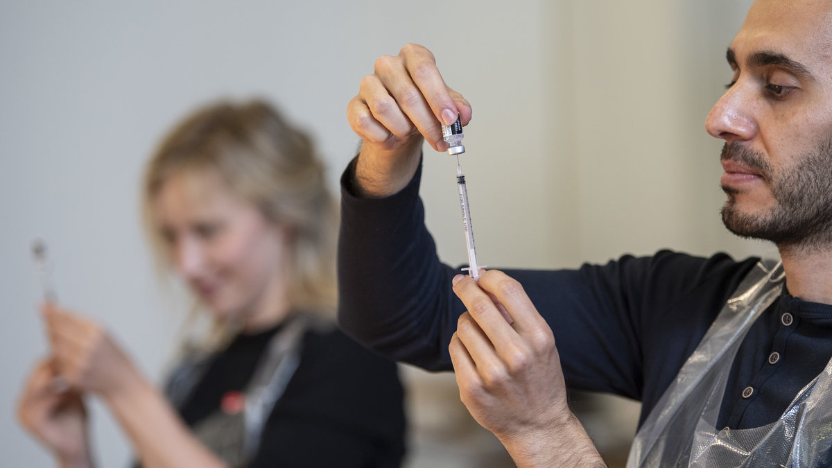 Sprutor laddas med vaccin. Genrebild.