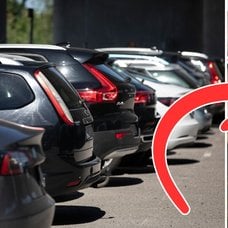 Bild på bilar och ett svenskt körkort.