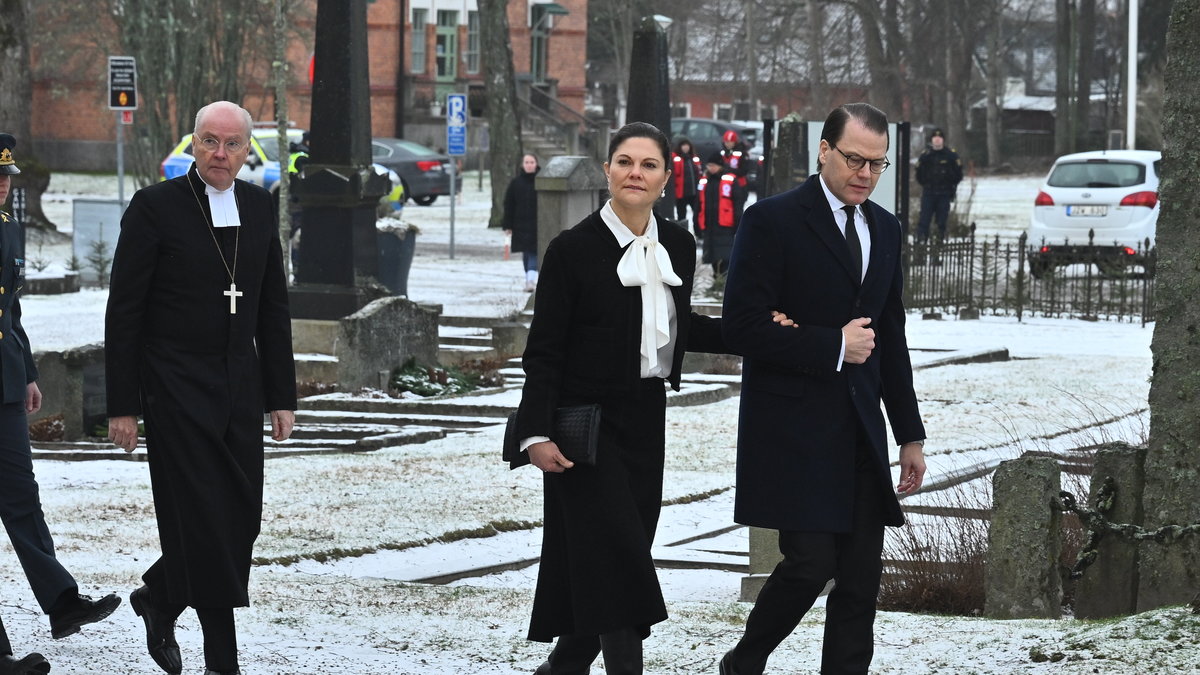 Kronprinsessan Victoria och prins Daniel närvarar vid högmässan 