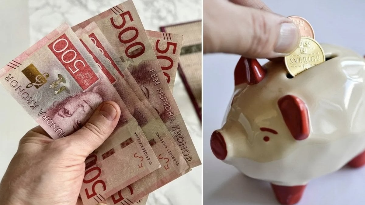 En bunt med svenska 500-kronorssedlar och en spargris som fylls med mynt.