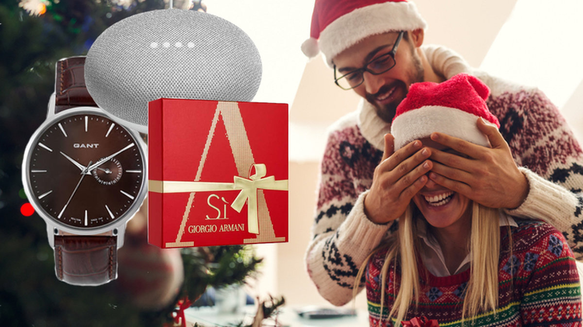 Par sitter bredvid en grön julgran med google home mini och en gantklocka