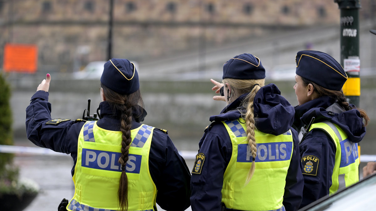 Väg avspärrad efter frontalkrock – bil körde i fel riktning