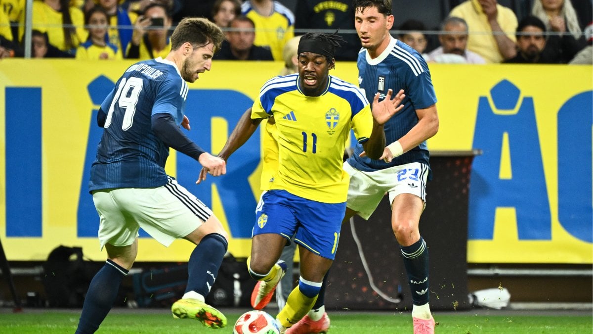 Sveriges Anthony Elanga mellan Greklands Giorgos Kiriakopoulos och Greklands Nectarios Triantis under torsdagens träningslandskamp i fotboll mellan Sverige och Grekland.