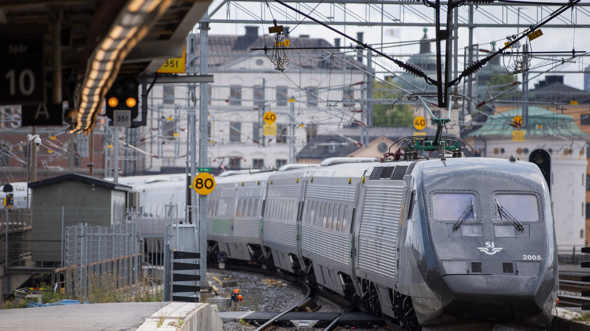 Ett tåg på sin rälsbana vid Stockholms station.