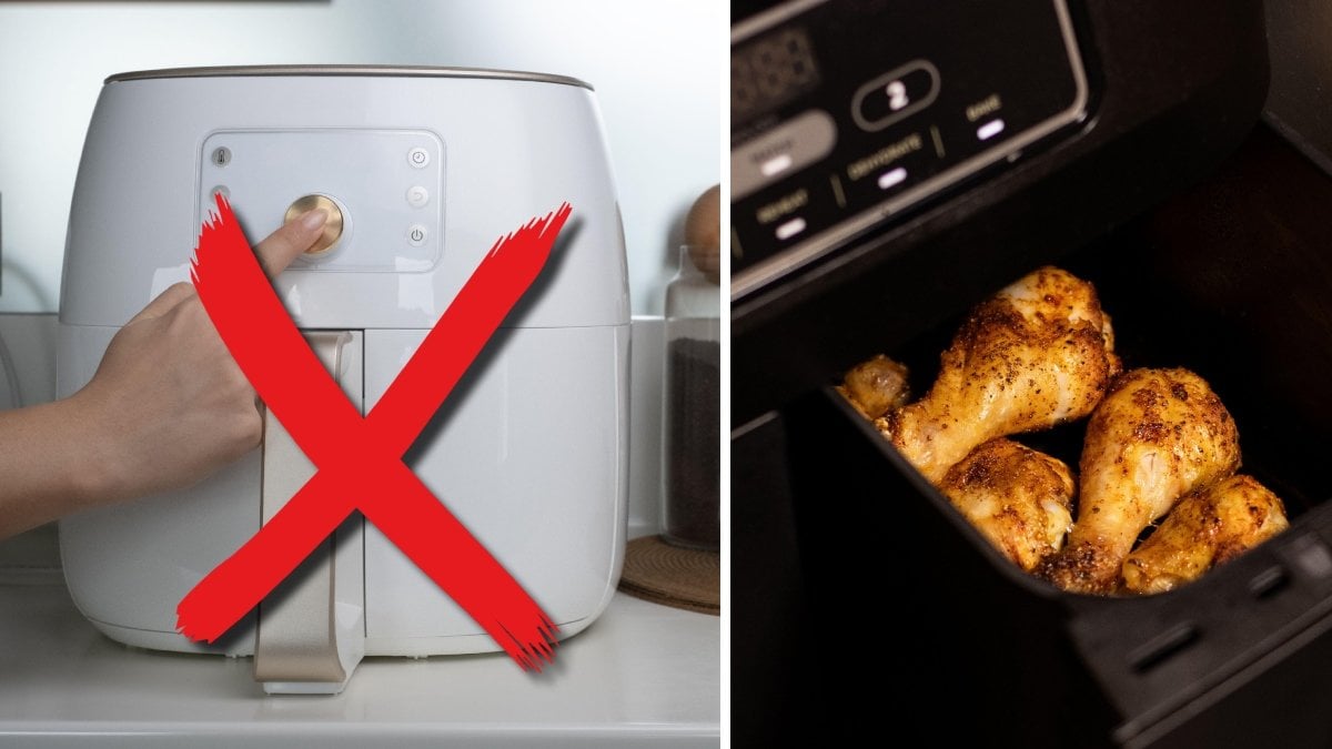 En person trycker på knappen på en airfryer, och en öppen airfryer med kycklingklubbor i.