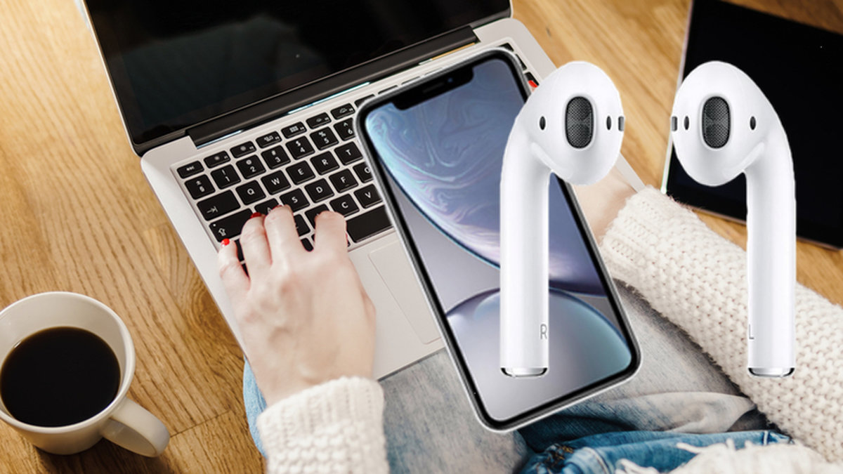 Macbook air ch Apple AirPads på ett köksbord med kaffekopp