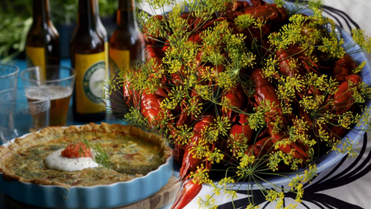 Kfräftor, västerbottenost och öl på ett bord