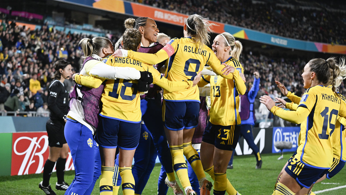 Svenskt jubel efter segern mot Japan i VM-kvartsfinalen. 