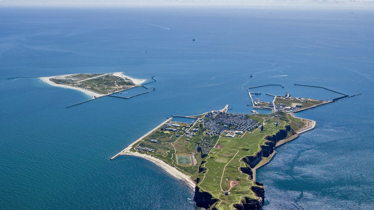 Två fartyg har kolliderat utanför ön Helgoland. 