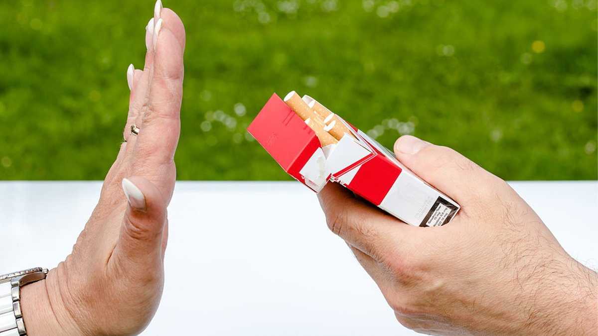 två händer, ett ciggpaket