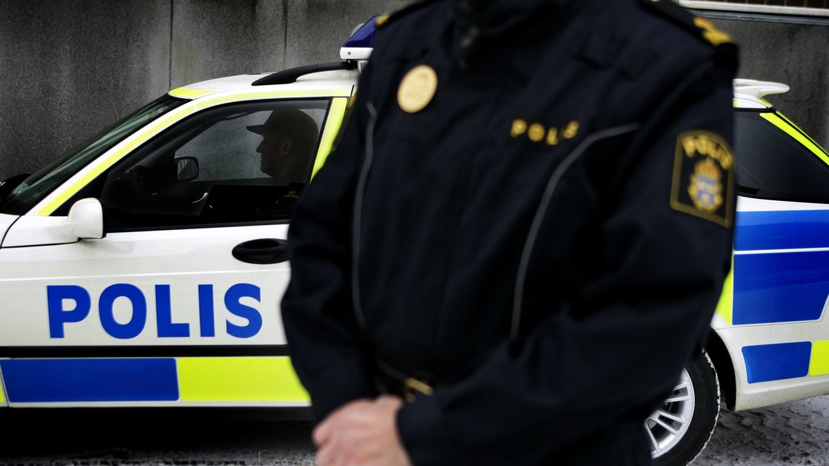 Mannen vars han blev avhuggen är förd till sjukhus. Två personer är gripna för dådet.