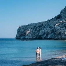 Turister badar i Medelhavet vid ett charterhotell i Kolymbia på Rhodos.