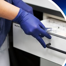 Sjukhuspersonals handske vänster, blåljus höger.