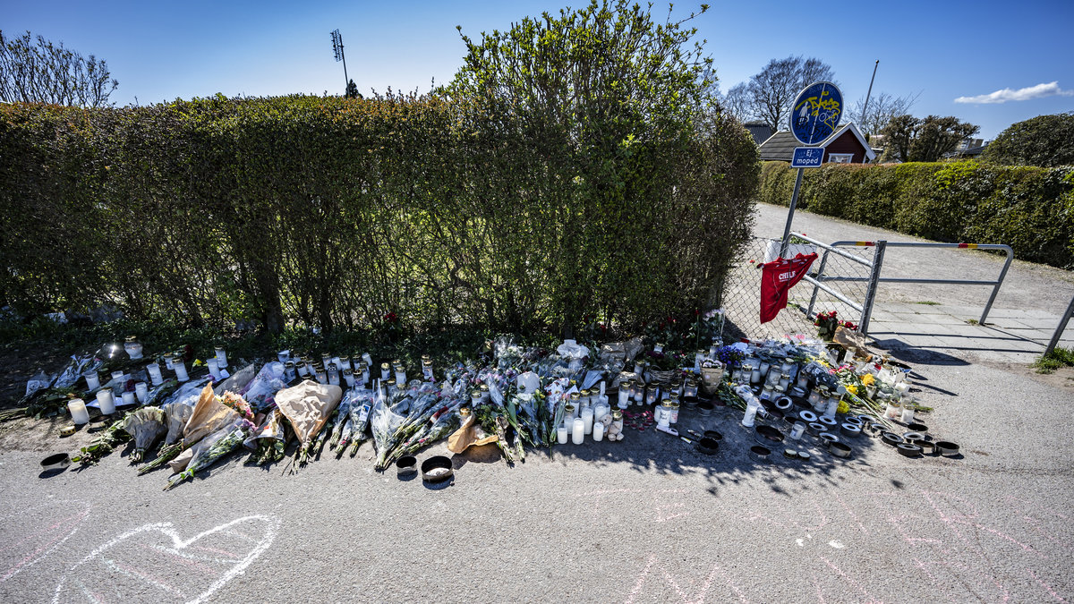Blommor, ljus och meddelanden på platsen där 18-åringen hittades mördad.