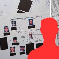 Jeffrey Epstein-dokument höger och vänster. Röd manlig siluett utklippt i mitten. Bredvid siluetten är en utklippt svensk flagga.