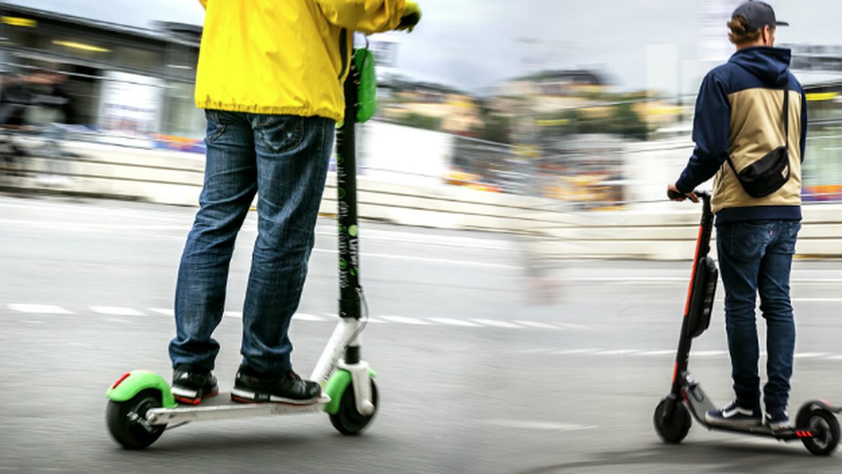 Norsk polis stötte på en person som körde i 80 kilometer i timmen med elsparkcykel.