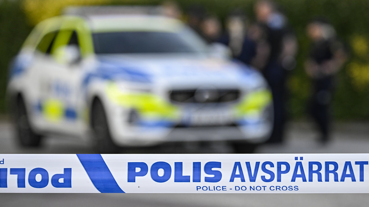 Två personer har hittats flytande i vattnet i Nacka.