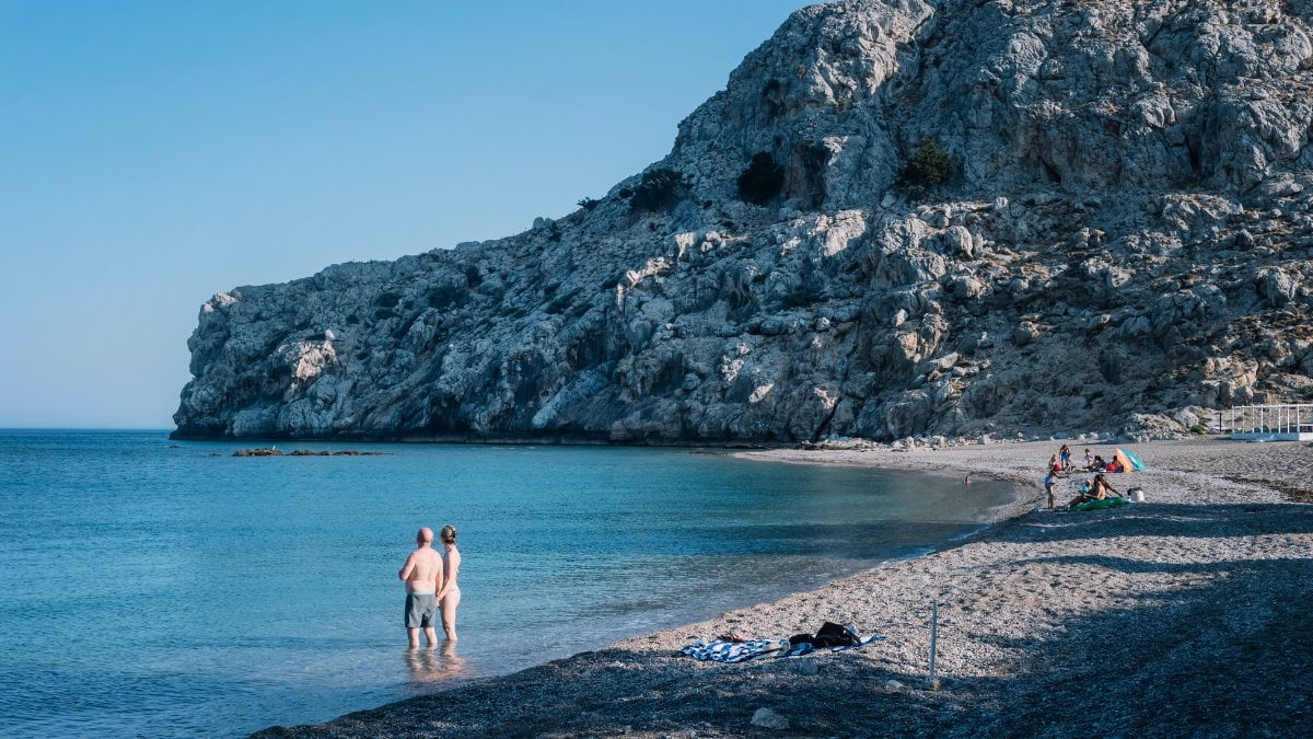 Turister badar i Medelhavet vid ett charterhotell i Kolymbia på Rhodos.