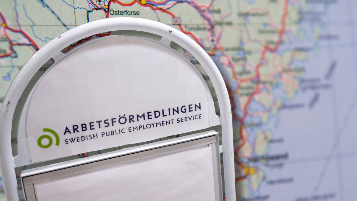 En karta i bakgrunden. En utklippt bild på En Arbetsförmedlings-skylt till vänster.