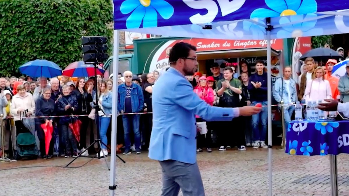 Jimmie Åkesson på torget i Falkeberg