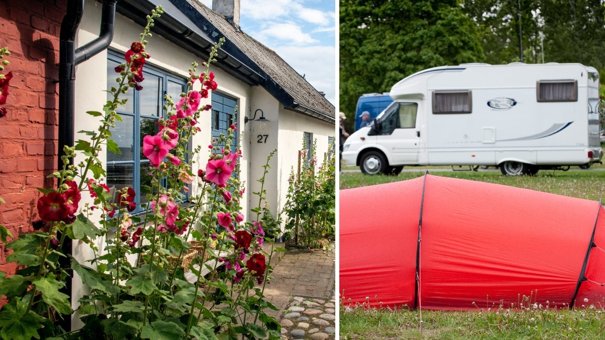 Bild på sommarhus med stockrosor utanför och en husbil på camping.