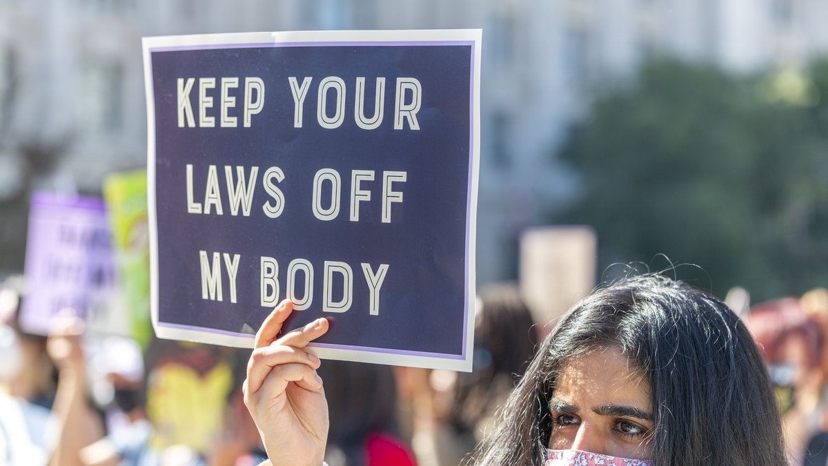 En kvinna i USA demonsterar mot den ny abortlagen.