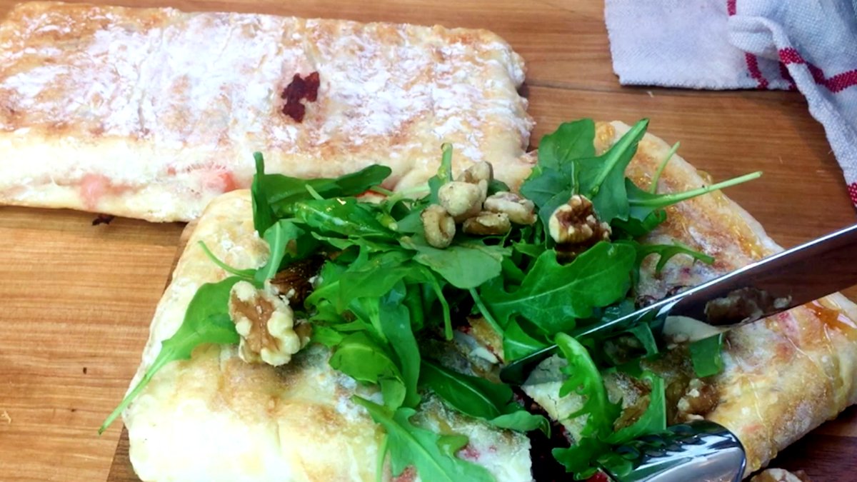 Pizza bianco tillagad i smörgåsjärnet med ruccola och valnötter