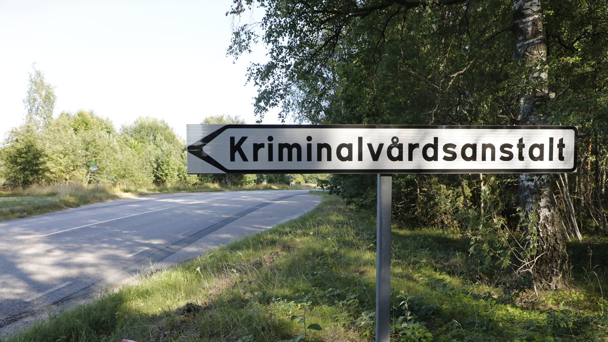 Hot och grova våldsbrott har begåtts innanför murarna på Hällbyanstalten.