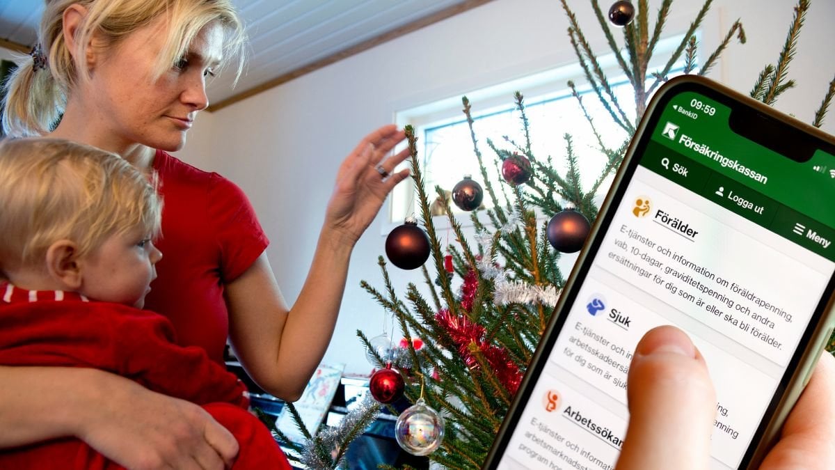 Mamma med sitt barn och en mobiltelefon med Försäkringskassans app.