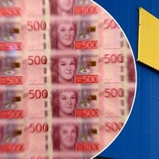 Bilder på sedlar och Ikea.