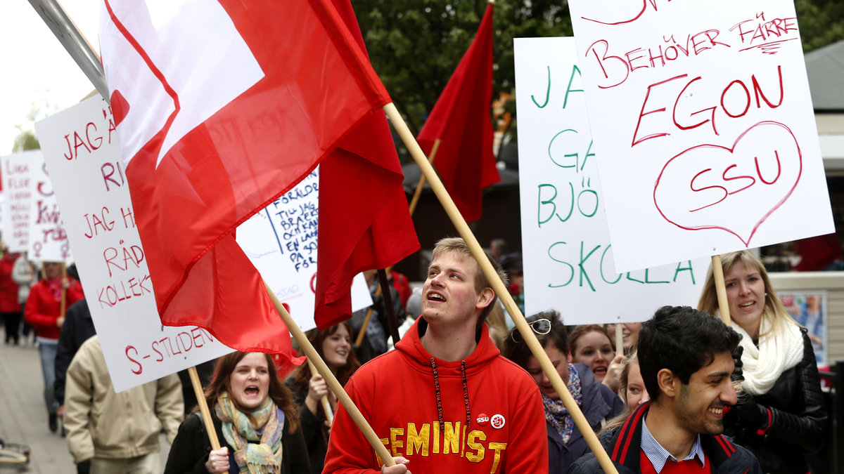 Folk går i demostrationståg. 