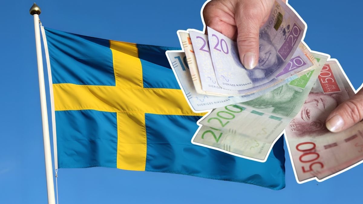 Svenska flaggan och pengar i händerna.