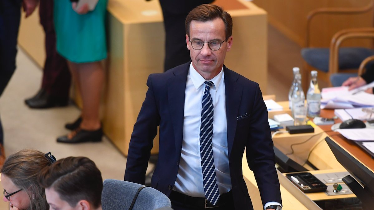 Moderaternas Ulf Kristersson går i riksdagens kammare.