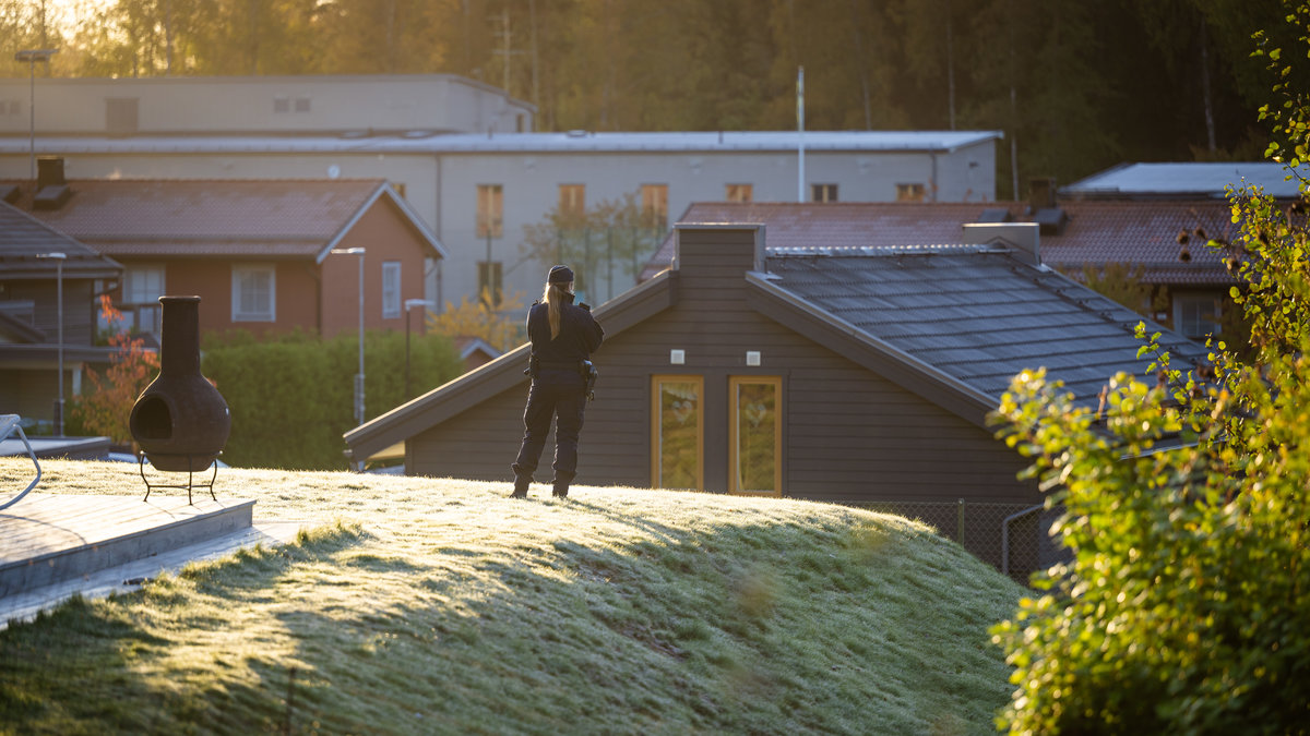 En känd artist bor i villan i Tullinge där två kvinnor sköts till döds.