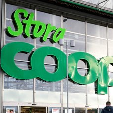 Bilder på en Coop-butik och Coop-matkassar.