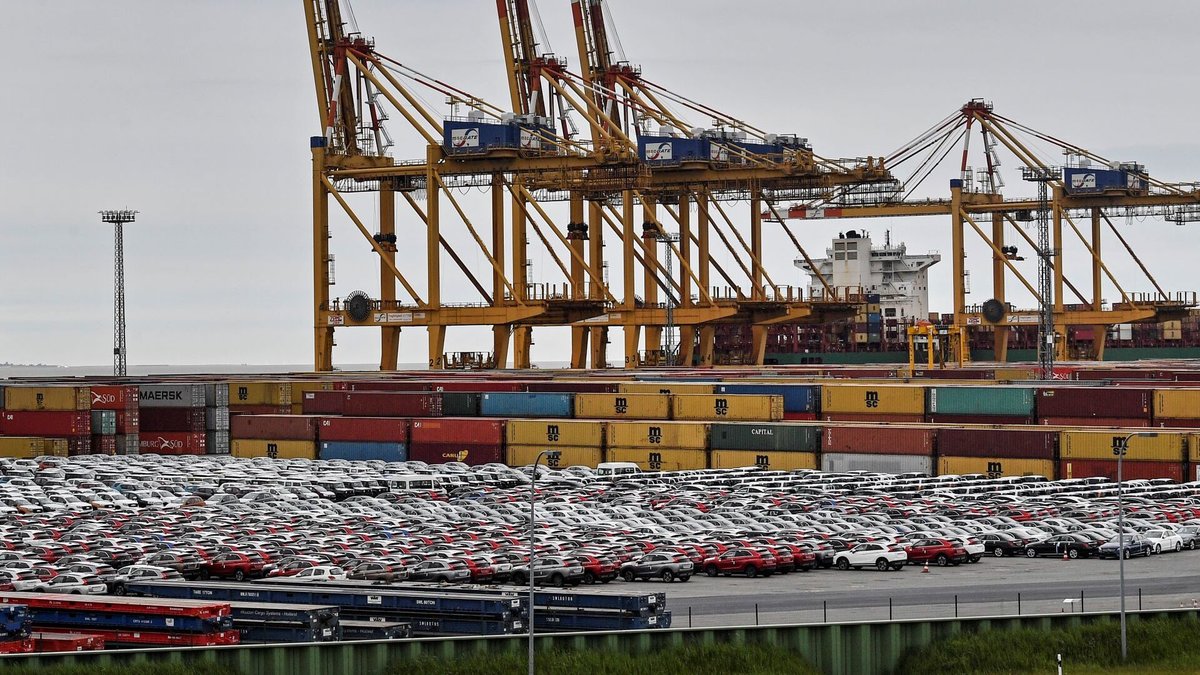 Bilar i hamn för export