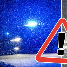 Blåljus och kö i snöstorm.