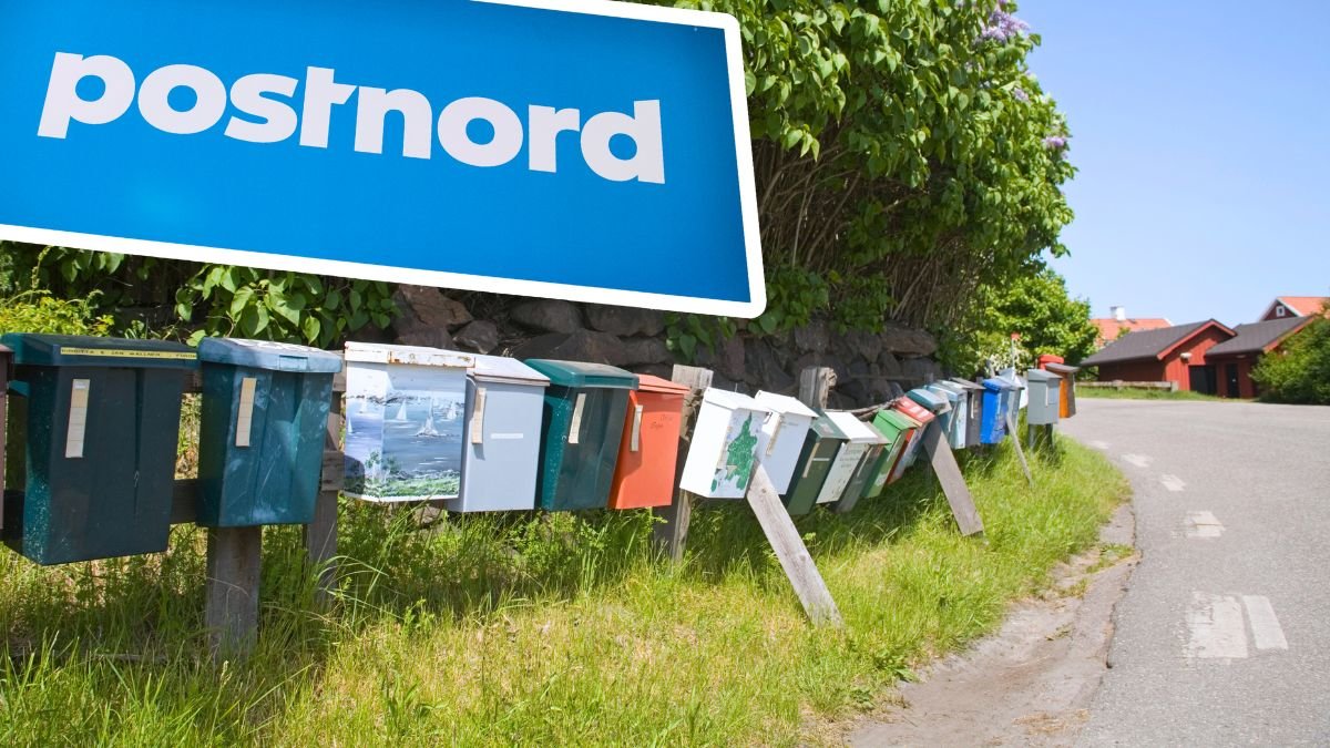 Postnord-skylt och brevlådor längs väg