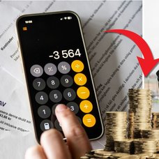 Skulder och en äldre kvinna som har fakturor och inkasso.