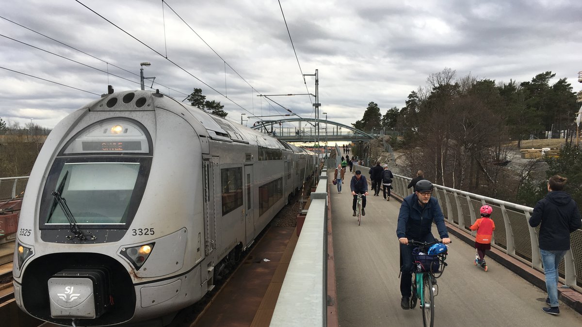Båt uppges ha kört in i bro i Stockholm – stor påverkan på tågtrafiken