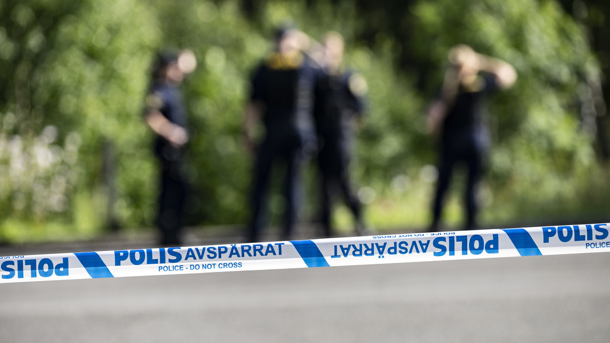 Ett område vid en lekpark har spärrats av.
