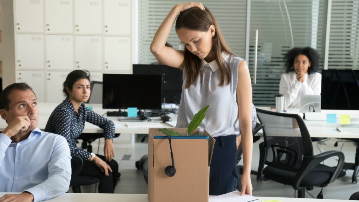 Att bli av med jobbet kan vara riktigt tufft. Nyheter24 hjälper dig med konkreta tips.