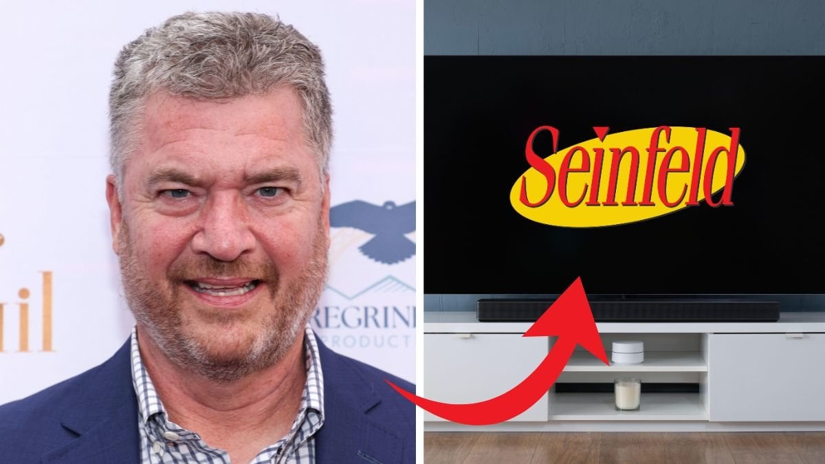Pat Finn till vänster. Tv-skärm med Seinfeld loggan på till höger.